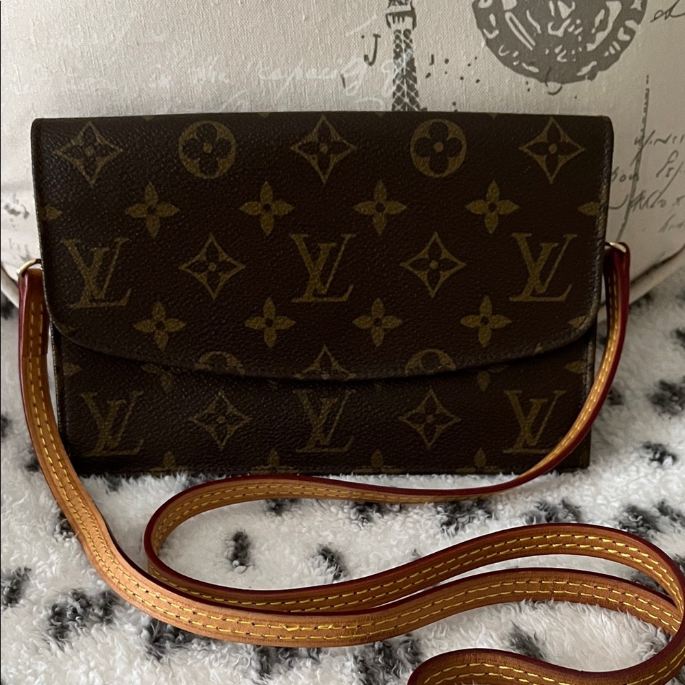 Louis Vuitton Vintage Monogram Pochette Rabat 23 Clutch / Authentic